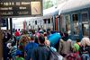 Migranter går ombord på et af de togsæt, der fører direkte til München, Tyskland.