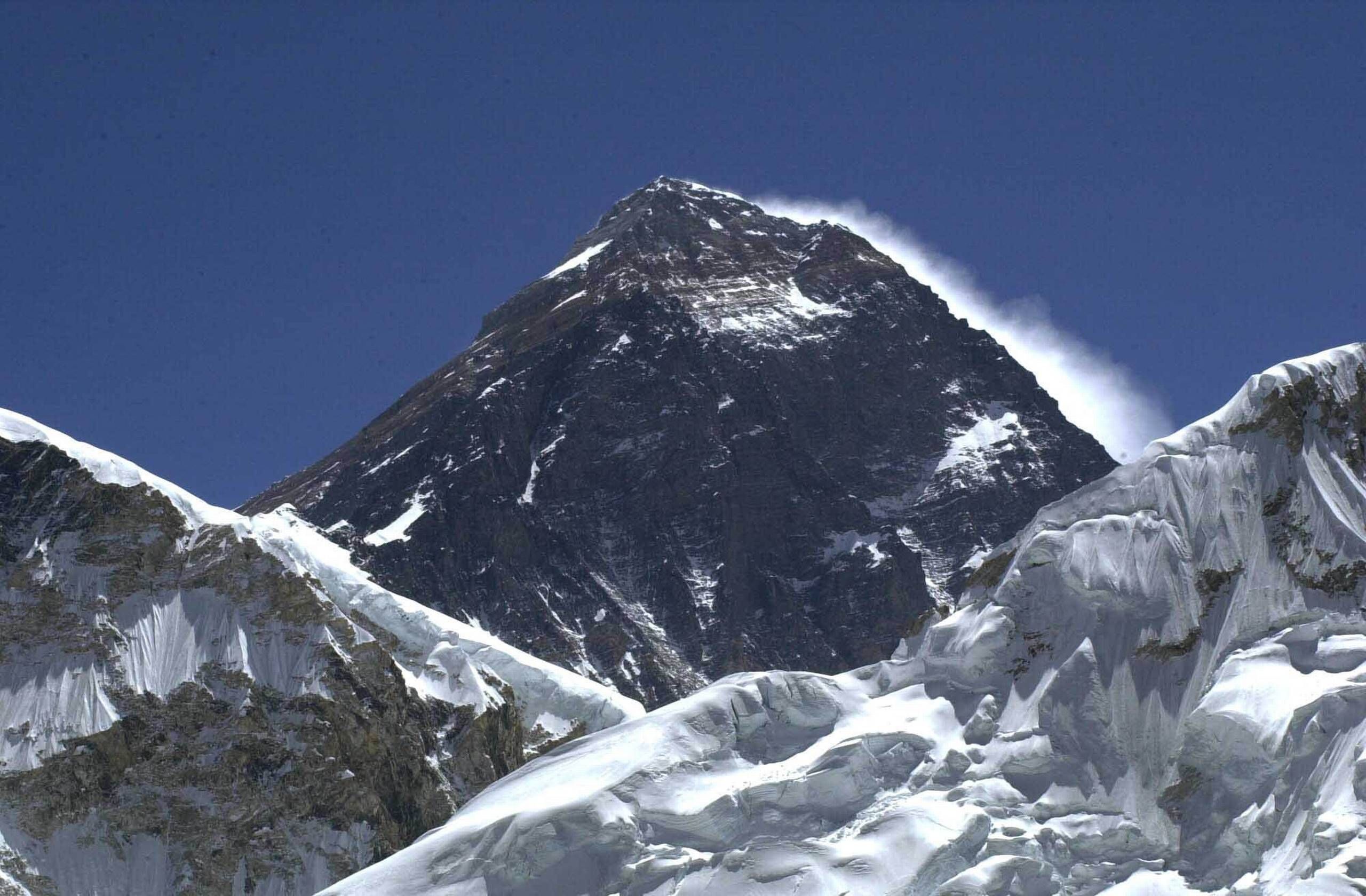 Mount Everests smeltende bringer døde frem