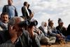 På den tyrkiske side af grænsen samles kurdere for at betragte kamphandlingerne i Kobani mellem syriske kurdere og IS – og ikke mindst de amerikansk-ledede luftangreb. Men krigen synes at være ved at brede sig over på den tyrkiske side af grænsen, nu med PKK som aktør. Foto: Lefteris Pitarakis/AP