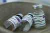 Astrazenecavaccinen er ude af det danske vaccinationsprogram, men bruges i stort omfang i mange andre lande. Foto: Amir Makar/AFP
