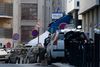 Manden, der tidligere torsdag blev dræbt, da han forsøgte at angribe en politistation i Paris, bar et flag fra terrororganisationen Islamisk Stat.