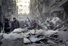Syriske borgere i Aleppo betragter skaderne efter et luftangreb foretaget af syriske regeringsstyrker. Foto: Ismail Abdalrhman