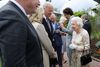 I højt humør stjal Dronning Elizabeth showet, da hun mødtes med den vestlige verdens ledere, heriblandt USA's præsidentpar. Foto: Jack Hill/AFP