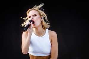 Siden den aarhusianske sangerinde Clara Toft Simonsen brød igennem lydmuren, har hun markeret sig med sit ægte og ærlige væsen. Men bag det lyse ydre er der mørke. Fredag optræder det spirende talent på festivalen Northside. Med sig har hun en ny single, der giver indblik i en ny side af den 21-årige popprinsesse.