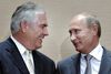 Rex Tillerson, USA's måske kommende udenrigsminister (th.) i selskab med Vladimir Putin, dengang premierminister, ved underskrivelsen af Exxon Mobiles aftale om olieudvinding i Arktis i 2011. Foto: Alexei Druzhinin/AP