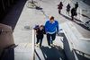 De fleste dage står Mads Mitchell tidligt op for at hente sin datter, som bor lige i nærheden, for at aflevere hende i skolen. Han henter hende også altid igen om eftermiddagen. Foto: Sebastian Buur Gunvald