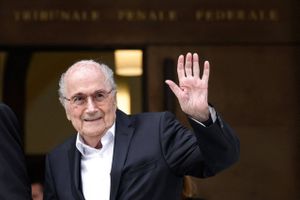 De tidligere fodboldchefer Sepp Blatter og Michel Platini skal have en betinget dom, mener anklageren.