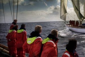 Manden er tiltalt for at kysse fem kadetaspiranter. Han afviser, at der var tale om blufærdighedskrænkelse.