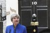 Theresa May forlader ikke Downing Street 10, men kæmper indædt for at skabe en form for stabilitet omkring sig. Hun har sendt sin ”chefindpisker” til Belfast for at få en støttepartiaftale med det protestantiske, nordirske parti DUP. Dets 10 mandater kan give May et spinkelt flertal i det britiske parlament. Foto: Jonathan Brady/AP