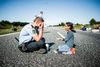 Billedet af politibetjenten, der leger med en syrisk pige på en bilfri motorvej er blevet et hit på de sociale medier. Foto: Michael Drost-Hansen