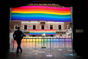 Selvom hovedparten af LGBT+-personer svarer, at de trives på deres arbejdsplads, er der stadig en andel, der oplever chikane og diskrimination.