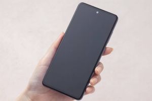 Samsung Galaxy A52 5G er en bundsolid mellemklasse-mobil, som i visse aspekter nærmer sig Samsungs topmobiler.