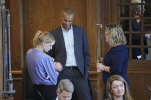Enhedslistens Pernille Skipper havde medbragt sin baby til Folketingets åbningsdebat, og det huede ikke alle.