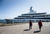 London er kendt for at huse mange af de russiske rigmænd, de såkaldte oligarker. Blandt dem er ejeren af fodboldklubben Chelsea, Roman Abramovitsj. På billedet ses hans yacht. Foto: Johansen Linda/AP