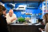 Henrik Christensen fra The Plate serverer for et par unge gæster i Aarhus Central Food Market. Foto: Benjamin Nørskov