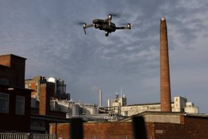 Knallertbøller, forsvundne personer, ildebrande, overvågning af demonstrationer og undersøgelser af kæmpestore byggeprojekter – dronerne klarer det hele hurtigt, billigt og effektivt. Og det er nu, det sker. 