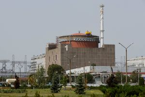 En måde at eskalere Ukrainekrigen er at ødelægge Europas største atomkraftværk, Zaporizhzhya. Skaderne fra stråling vil blive omfattende og pirker til vores mareridt om et nyt Tjernobyl, skriver Kasper Støvring. Arkivfoto: Alexander Ermochenko 