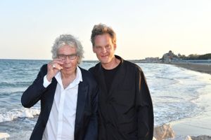Hvad har fodboldspilleren Nicklas Bendtner tilfælles med en pige, der overlevede et fald fra femte sal, Jørgen Leth og verdens største jazzkoryfæer? Svaret er, at de alle har rørt Andreas Koefoed og fået ham til at tænde sit kamera.