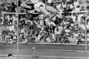 Dick Fosbury revolutionerede højdespring med sit baglæns spring. Søndag døde han i en alder af 76 år.