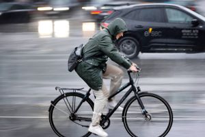 Et langsomt lavtryk sørger for timevis med regn i dele af landet mandag. Regn og kraftig blæst vil præge ugen.