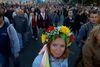 En kvinde bærer en traditionel ukrainsk blomsterkrans under en demonstration søndag i Moskva, hvor tusindvis af russere demonstrerede mod konflikten i Ukraine i den første store anti-krigsdemonstration, siden styret i Kiev og prorussiske oprørere indledte konflikten. Foto: Pavel Golovkin