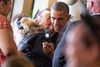Barack Obama håber, at Demokraterne kan hente stemmer hos kvinderne.