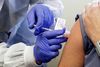Ønsket om at blive vaccineret for influenza hos lægen er så stor, at mange er løbet tør for vaccine. Arkivfoto