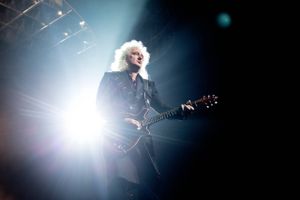 Astrofysiker og guitarist i rockbandet Queen, Brian May, mener ikke, at et kontroversielt dansk studie »seriøst udfordrer« hans egne teorier om støv i rummet.