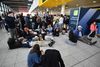 Mange passagerer har måttet vente i mange timer i Gatwick, mens myndighederne var i gang med den forgæves dronejagt. Foto: Glyn Kirk/AFP