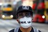 Et forbud mod at bære maske i Hongkong blev kommenteret lydløst af denne demonstrant. Foto: Tyrone Siu/Reuters