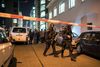 Sikkerhedsstyrker beskytter området foran det islamiske center, hvor en mand skød tre personer i et bederum. Foto: Ennio Leanza/AP