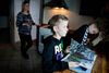 Anders spotter en gul fugl uden for køkkenvinduet og vil fastslå arten. Tæt på fugle må den 11-årige ikke komme, da bakterier fra de vingede væsener kan udvikle sig til livstruende infektioner hos ham.