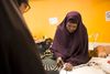 Khadija Hussein er ansat i et løntilskudsjob i tekstilværkstedet i Kulturhus Herredsvang. Hun siger, at hun stemmer til alle valg, og at hendes døtre selv må bestemme, om de går med tørklæde eller ej. Foto: Katrine Marie Kragh