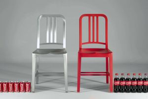 At skabe stole af genbrugsmaterialer har lige fra begyndelsen i 1944 været tanken bag det amerikanske designfirma Emeco, som blandt andet laver stole af Cola-flasker. 