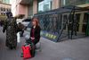 Uighu-kvinder ved et bur, der beskytter kinesiske paramilitære tropper i maj 2014. Siden da er volden i Xinjiang kun steget i takt med Kinas hårde linje. Foto: Ng Han Guan/AP
