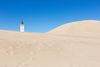 Det gamle fyrtårn ved Rubjerg Knude står tomt og ensomt ved den yderste skrænt mellem de enorme sandklitter. Foto: Getty Images