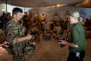 Irakiske styrker bliver trænet og rådgivet af danske soldater, der netop har haft besøg af Trine Bramsen.