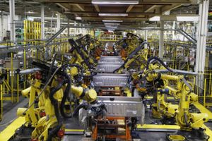 Industrivirksomheder satser i stigende grad på robotter. Især to industrigrene stikker ud.