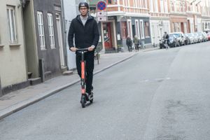 Siden nytår har det været lovligt at køre med el-løbehjul flere steder i Danmark. Nu kommer de også til Herning og Aalborg. Arkivfoto: Stine Rasmussen
  
