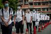 Eleverne er vendt tilbage til skolerne i Wuhan efter flere måneders nedlukning. Men i Kina er man begyndt at frygte, at anden bølge står for døren og har indført nedlukninger af byer i Jilin-provinsen. Foto: STR/AFP