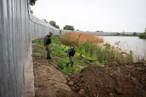 Migranterne var fanget på en holm i dagevis, uden at grænselandene ville tage ansvar for dem, lyder det.