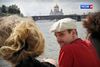 Edward Snowden på en sejlads på floden Moskva i den russiske hovedstad. Han har midlertidigt asyl i Rusland og søgte i går asyl i Brasilien. Foto: Rossia 24 TV channel/AP Photo