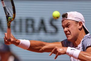 Holger Rune skal møde argentiner på Court Suzanne-Lenglen og forventes i gang mellem klokken 13 og 14 mandag.
