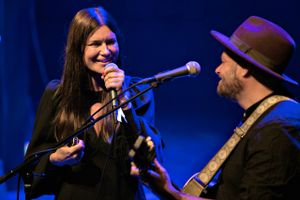 Musikhuset skruede priserne ned til 1982-niveau og fejrede 40-års jubilæum med 16 danske pop- og rocknavne. Pernille Rosendahl optrådte overbevisende og præsenterede en gæstesanger, som vi uden tvivl kommer til at høre meget mere til. 