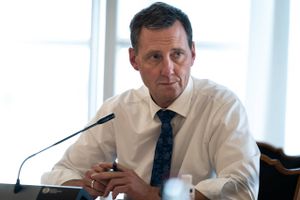 Justitsminister skal forklare, hvem der traf beslutning om at lukke ned for domstole under coronakrisen.