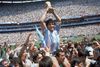 Argentina vandt med hjælp fra Diego Maradonas hånd kvartfinalen over England i Mexico i 1986 og spillede sig hele vejen til trofæet med en sejr over Vesttyskland i finalen. Arkivfoto.