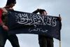 Uidentificerede medlemmer af al-Nusra-fronten i Syrien på toppen af en erobret helikopter. Nogle af de hellige krigere fra Danmark kæmper for al-Nusra, som har forbindelser til Al Qaida og er på USA's terrorliste.