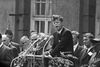 »Ich bin ein Berliner.« Præsident John F. Kennedys tale fra en tribune foran Schöneberg-rådhuset i Vestberlin den 26. juni 1963 er for længst gået over i historien som et retorisk mesterværk. Arkivfoto: AP