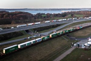 Stopfyldte motorveje vil få endnu flere lastbiler. Samtidig truer forbuddet den danske godstrafik på jernbane - som længe har været i store problemer.
