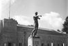 Statuen Skraberen på John Stampes Plads foran Aarhus Stadion. I baggrunden ses de tomme sokler, hvorpå der tidligere stod en række statuer. Fotograf Børge Venge, ca. 1955, Aarhus Stadsarkiv.